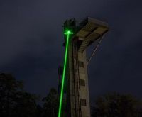 Мощная лазерная указка Green Laser Pointer YL-303 1000mW, аккумуляторный зеленый лазер с ключом BL-303 диодный с насадкой эффектов для презентации