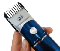 Профессиональная беспроводная машинка для стрижки животных VGR V-098 Pro аккумуляторная для груминга собак и кошек 2 скорости 4 насадки с индикатором