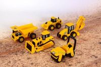 Индукционный трактор с краном Inductive Truck 777-002 едет по линии