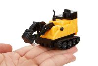 Индукционный трактор с краном Inductive Truck 777-002 едет по линии