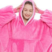 Толстовка-плед с капюшоном Huggle Hoodie Ultra Plush Blanket 2в1 унисекс оверсайз худи плюшевый плед с рукавами на флисе 74Х110 см Розовая